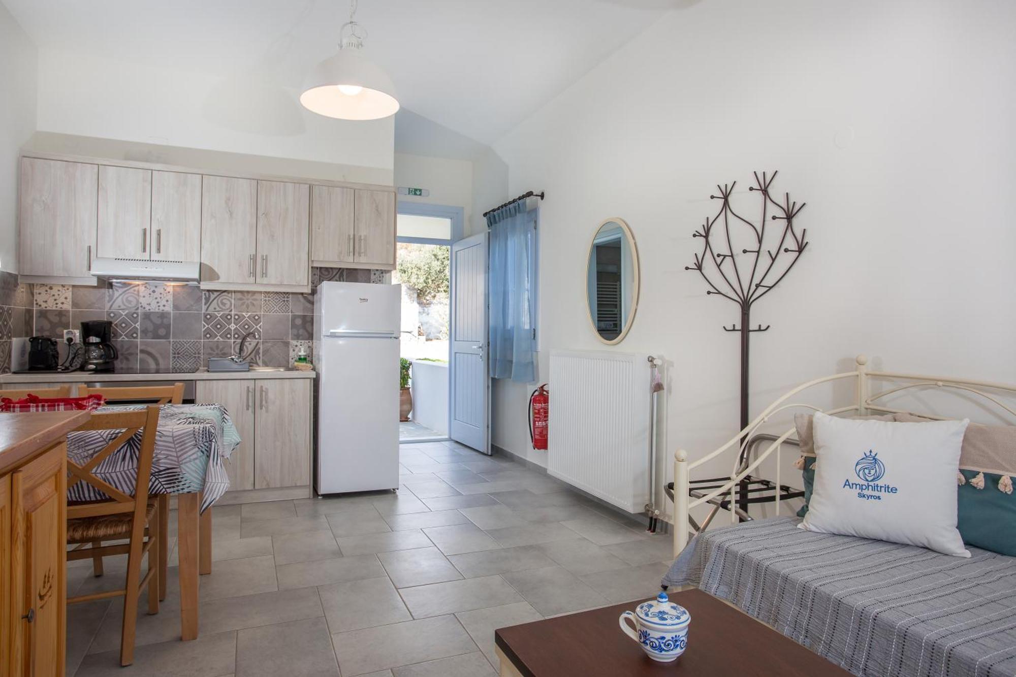 Amphitrite Apartments Скирос Екстериор снимка