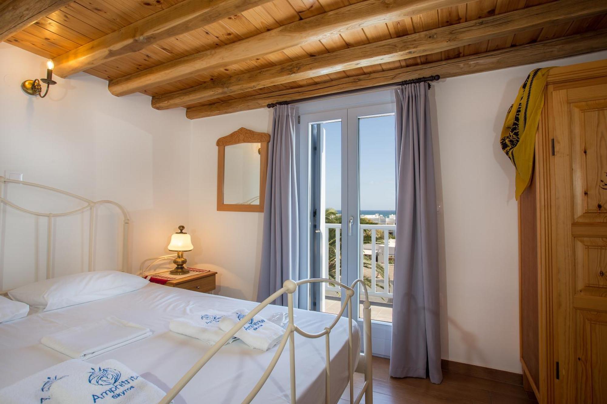 Amphitrite Apartments Скирос Екстериор снимка